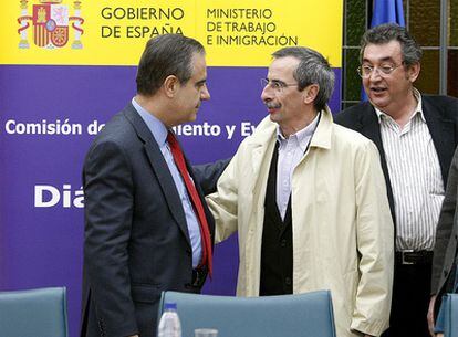 Celestino Corbacho saluda a Ramón Górriz y a Toni Ferrer, durante la Comisión de Seguimiento del Diálogo Social a finales de enero.