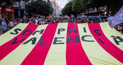 Un momento de la tradicional manifestación de entidades de izquierda y nacionalista del 9 d'Octubre en Valencia.