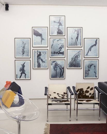 En la pared, Peking Skinny, de Cameron Jamie. En primer plano, silla transparente Ero/S/, de Philippe Starck.