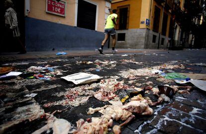 Restos de pollo tirados en una calle de la zona de Huertas, en Madrid.