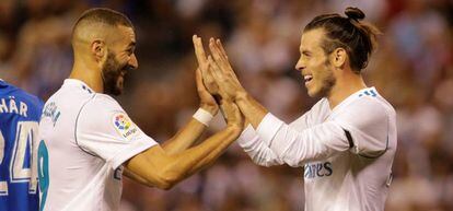 Benzema y Bale celebran el gol del galés en Riazor.