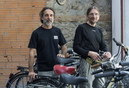 Pere Serrasolses i Xavi Prat són amics d'infància del barri de Sant Andreu. Van crear fa 32 anys la cooperativa Biciclot per promoure la bicicleta amb finalitats socials.