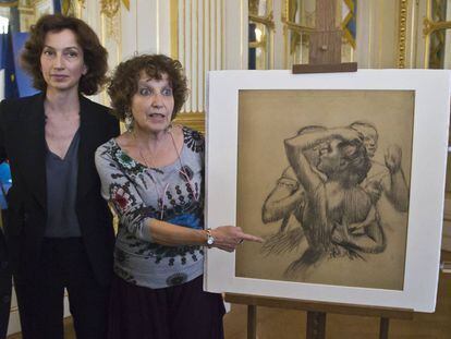 La ministra de Cultura, Audrey Azoulay, y Viviane Dreyfus, ante el dibujo.  