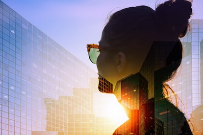 La formación tecnológica favorece la incorporación de las mujeres a la actividad económica.