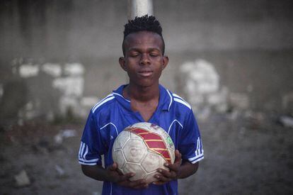Denis Thadei, de 17 años, deposita en el balón la esperanza de un futuro mejor como jugador de fútbol.