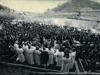 Asistencia el 10 de marzo de 1989, en la parroquia de Adán (Chantada), al entierro de cinco de las seis víctimas del asesinato múltiple.