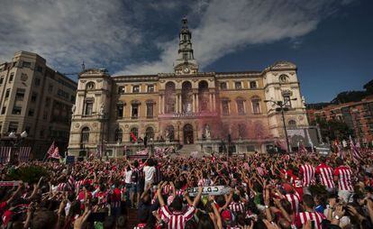 Miles de personas celebran la victoria del Athletic Club en Bilbao.