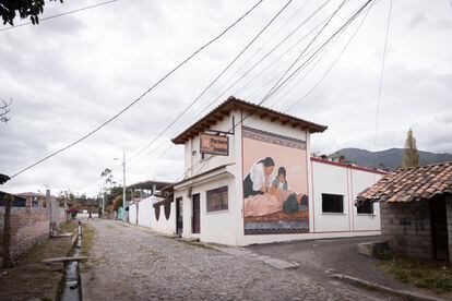 Un mural en la pared de las instalaciones de Partera di Anaku, en la comuna Santa Bárbara, en Cotacachi.