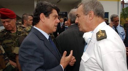 Trillo, con el general Vicente Navarro, al mando de los trabajos de identificación de los militares.