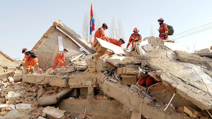 Rescatistas llevan a cabo operaciones de búsqueda en Dahejia.