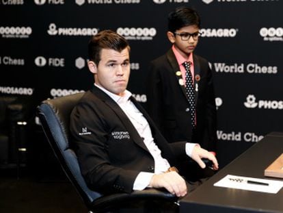 Carlsen, inseguro, se juega este miércoles el título en el desempate rápido, ante Caruana, por 2ª vez en dos años
