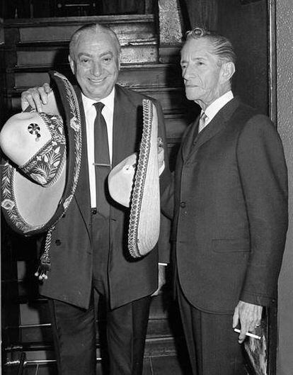 Agustín Lara (a la derecha) y el barman Perico Chicote, en 1964.