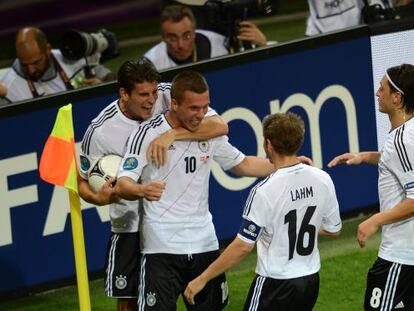 Podolski celebra el primer gol del partido.