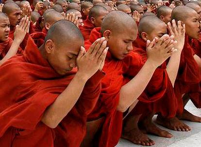 Monjes budistas, durante el rezo celebrado ayer en la pagoda de Shwedafon de Yangon.