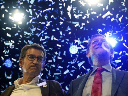 El candidato del Partido Popular a la Xunta de Galicia, Alberto N&uacute;&ntilde;ez Feij&oacute;o (i), acompa&ntilde;ado por el presidente del gobierno en funciones, Mariano Rajoy, durante el acto de cierre de campa&ntilde;a
