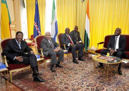 El derrotado presidente de Costa de Marfil, Gbagbo (a la derecha), en la reunión mantenida con la delegación integrada por los presidentes de Benin, Cabo verde y Sierra Leona.