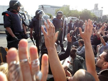 Protestes dels indignats davant dels Mossos.