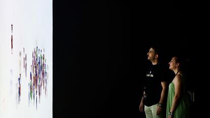Una pareja disfruta de la exposición sobre videojuegos Homo Ludens en el Caixa Forum de Sevilla en julio de 2022. La exhibición pretende mostrar cómo los videojuegos trascienden el ámbito estricto del acto de jugar.