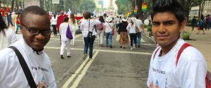 Los amigos José Armando y Bleiser en la marcha por la familia