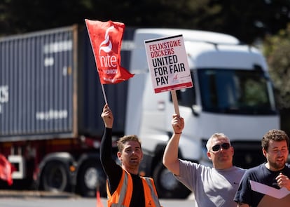 Trabajadores portuarios en huelga mostraban el pasado miércoles sus pancartas a los conductores de camiones que salían del puerto de Felixstow (Reino Unido).