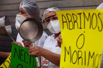 Trabajadores de restaurantes protestan para solicitar al Gobierno que se les permita el ingreso de comensales a sus establecimientos ante la crisis económica provocada por la emergencia sanitaria de la covid.