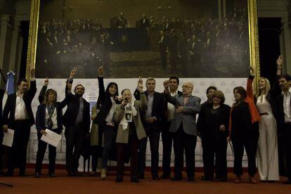 La madre de Plaza de Mayo Nora Cortiñas, junto a supervivientes de 'la noche de los lápices', actores y diputados en el Congreso argentino.