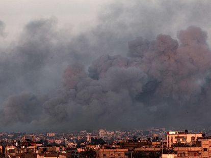 Humareda sobre la ciudad de Jan Yunis, en el sur de Gaza, tras un ataque israelí este martes.