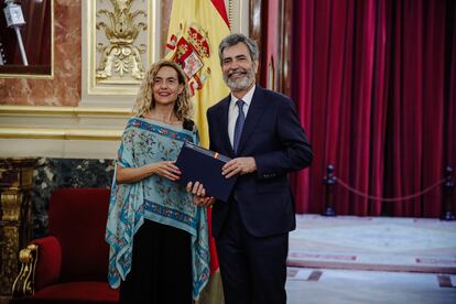 El presidente del Tribunal Supremo y del Consejo General del Poder Judicial (CGPJ), Carlos Lesmes, entrega, este lunes, las memorias anuales del Poder Judicial de 2019 y 2020 a la presidenta del Congreso, Meritxell Batet, en el Congreso de los Diputados.