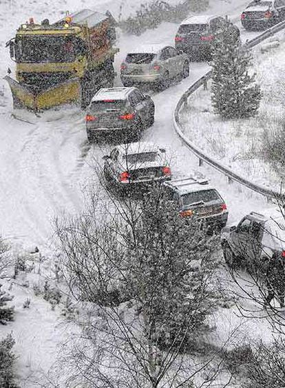 Las tormentas de nieve siempre pillan por sorpresa a conductores y Administración.