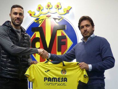 Iborra, a la izquierda, posa con la camiseta del Villarreal.