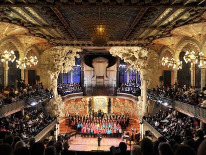 La sala grande del Palau de la M&uacute;sica durante la actuaci&oacute;n de un coro.