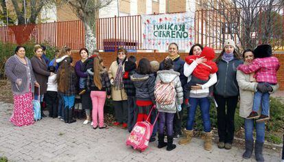 Madres de ni&ntilde;os del centro se movilizaron contra el cierre.