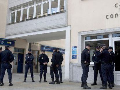Agentes de la polic&iacute;a en la entrada del Ayuntamiento de Cee (A Coru&ntilde;a) tras la detenci&oacute;n del alcalde en enero de 2011.