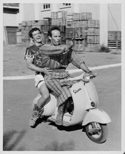 Stephen Boyd y Charlton Heston en los estudios Cinecittà, durante el rodaje de 'Ben-Hur' en 1959.