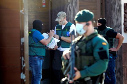 Agentes de la Guardia Civil durante el operativo desplegado en el Campo de Gibraltar la semana pasada en el que se detuvo a narcos relacionados con el clan de los 'Castaña'.