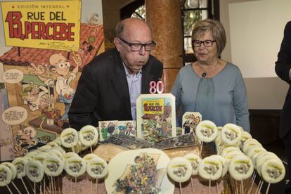 Francisco Ibáñez, amb la seva esposa Reme, bufant el pastís del seu 80è aniversari.