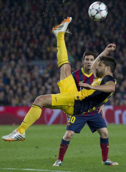 Diego despeja ante la mirada de Messi.