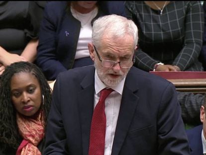 El líder laborista Jeremy Corbyn, este martes durante su intervención en el Parlamento británico. En vídeo, Theresa May se enfrenta a una moción de censura por la derrota de su plan para el Brexit.