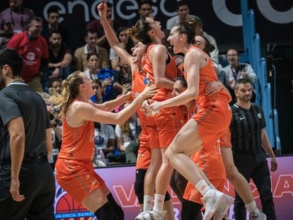 Las jugadoras del Valencia Basket celebran su victoria