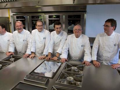 Desde la izquierda, los chefs Martin Berasategui, Pedro Subijana, Hilario Arbelaitz, Eneko Atxa, Juan Mari Arzak y Andoni Luis Aduriz en la inauguración del Basque Culinary Center en San Sebastián en 2011.
