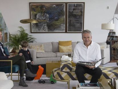 Martín Varsavsky junto a su esposa Nina Wiegand y su hijo Ben, en su domicilio de Madrid.  