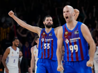 Mirotic, con Calathes en primer plano, festeja el triunfo azulgrana en el Palau.