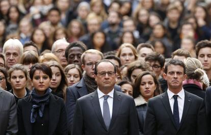 El presidente francés, François Hollande (c); el primer ministro, Manuel Valls (d), y la ministra de Educación, Najat Vallaud-Belkacem (i), guardan un minuto de silencio en memoria de las víctimas mortales de los atentados del pasado viernes en París, en la Universidad de la Sorbona.