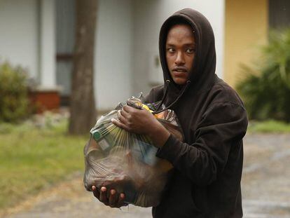 Un inmigrante recibe una bolsa de alimentos del Centro de Comunidad para la Acci&oacute;n Social en la recepci&oacute;n del centro en Sainte-Marie-La-Mer, Francia.