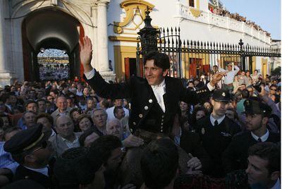 El rejoneador Diego Ventura saliendo por la Puerta del Príncipe de la Maestranza.
