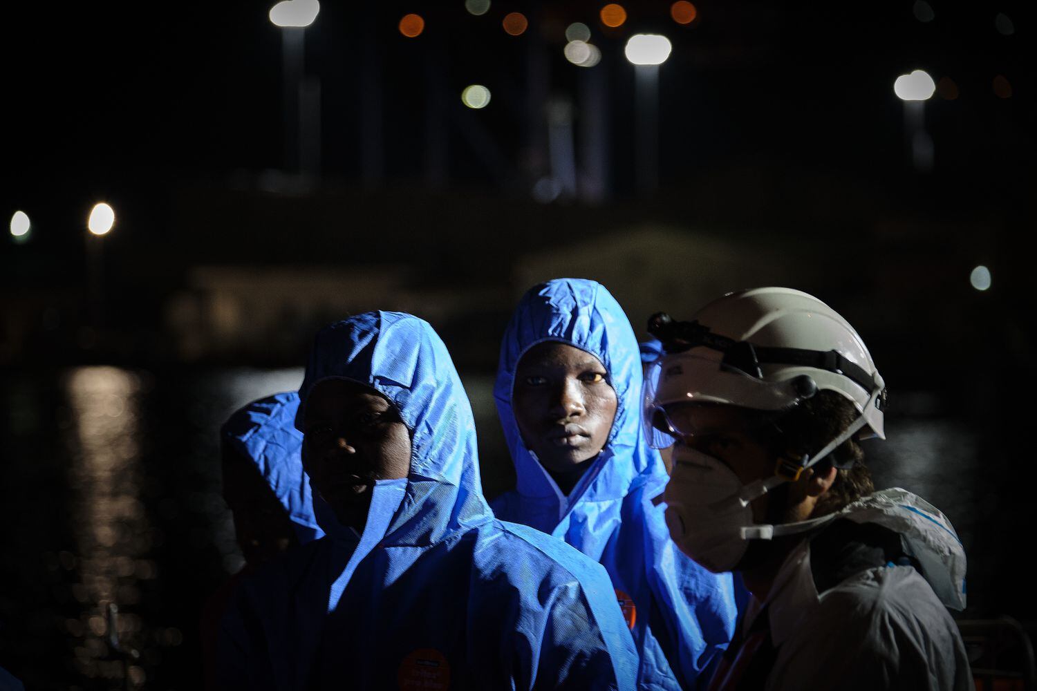 Un grupo de migrantes a su llegada al puerto de Málaga, tras su rescate el pasado 15 de abril.