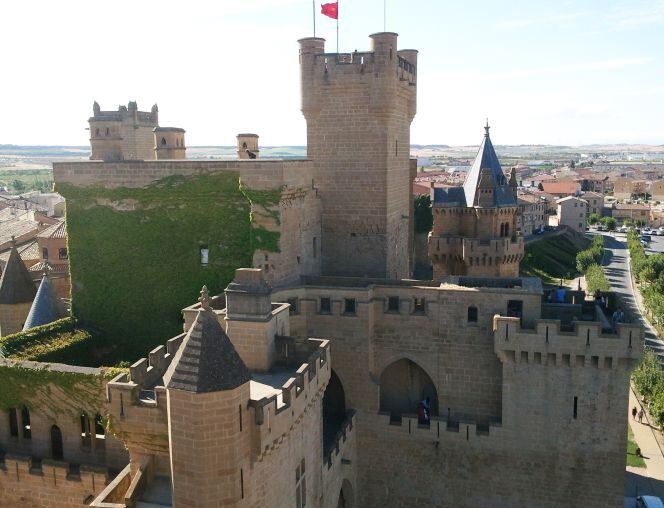 Castillo-Palacio Real de Olite, en Navarra, donde puede dormir en el Palacio Viejo, hoy parador de turismo.