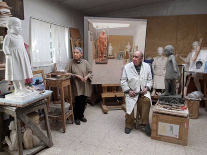 La pintora Isabel Quintanilla (izquierda) y su marido, el escultor Francisco L&oacute;pez, en su estudio de Madrid, en enero de 2016.