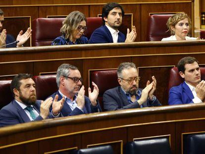Diputados de Ciudadanos (Albert Rivera está a la derecha) aplauden a su portavoz, Francisco Igea, en el debate sobre la eutanasia. En vídeo, las intervenciones de los diputados en el Congreso.