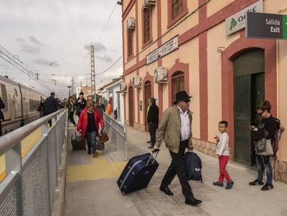 Viajeros del Talgo Madrid-Almería, al llegar al apeadero de Huercal-Almería, rumbo al autobús que los traslada a Almería, cerrada al tráfico ferroviario desde este 14 de noviembre por obras.